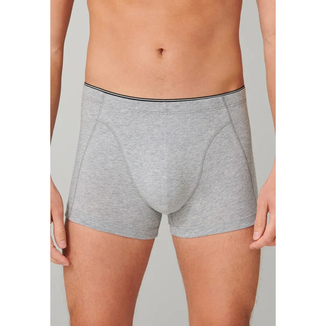Schiesser heren boxershort 174004 in lichtgrijs, gedragen door een model, met zwarte taillebies en zichtbare stiknaden - Jambelles