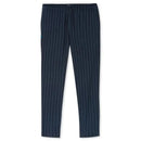 Schiesser Heren Broek Lang 182185 in grijs met donkerblauw ruitdessin en strikkoord, gedragen door een model. - Jambelles