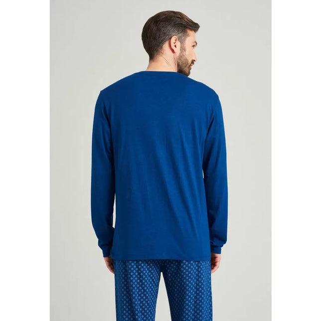 Schiesser heren nachtshirt 163846 in effen blauw met lange mouwen, achteraanzicht op model met dessinbroek. - Jambelles