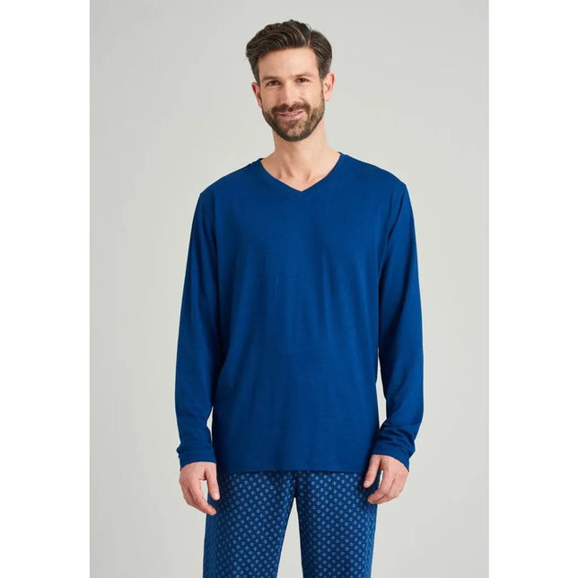 Schiesser heren nachtshirt 163846 in blauw met lange mouwen en V-hals, gedragen met een dessin pyjamabroek. - Jambelles