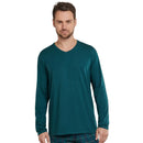 Schiesser heren nachtshirt 163846 in petrolgroen met lange mouwen en V-hals, gedragen door een model. - Jambelles