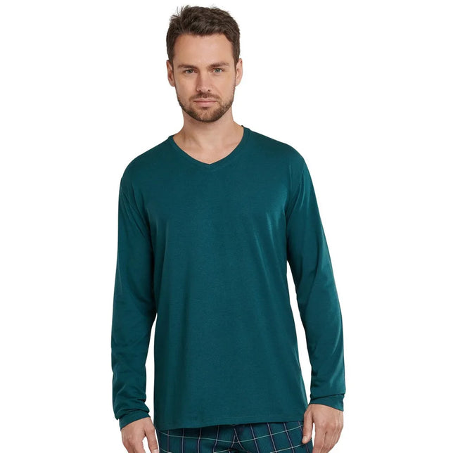 Schiesser heren nachtshirt 163846 in donkergroen, met lange mouwen en V-hals, gedragen door een model. - Jambelles