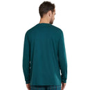 Schiesser heren nachtshirt 163846 in petrolgroen met lange mouwen en V-hals, gedragen door een model. - Jambelles