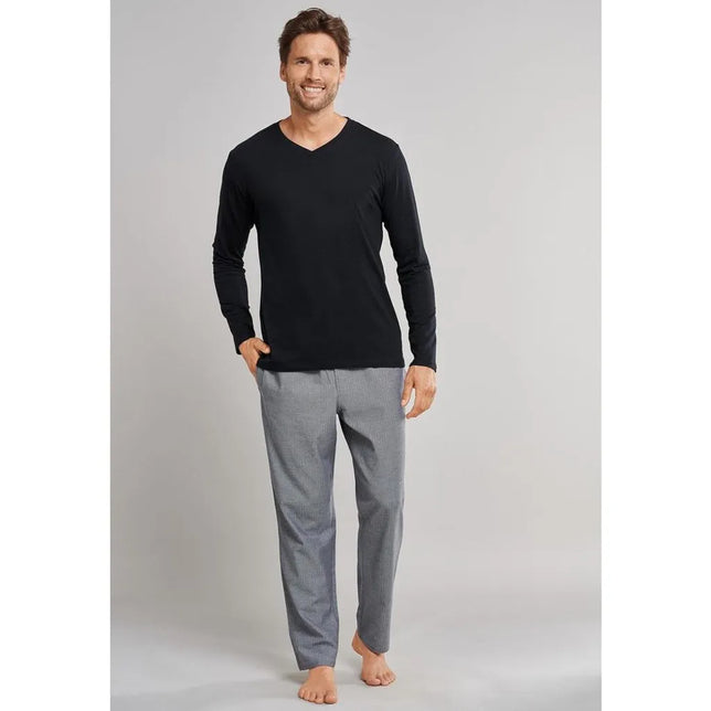Schiesser heren nachtshirt 163846 in zwart met lange mouwen en V-hals, gedragen met een grijze pyjamabroek. - Jambelles