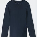 Donkerblauw Schiesser heren nachtshirt met lange mouwen en effen ronde hals, detailopname op model. - Jambelles