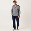 Schiesser herenpyjama Pak Lang 102930 met grijs knoopshirt, donkerblauwe schouders en borstzak, en lange broek. - Jambelles
