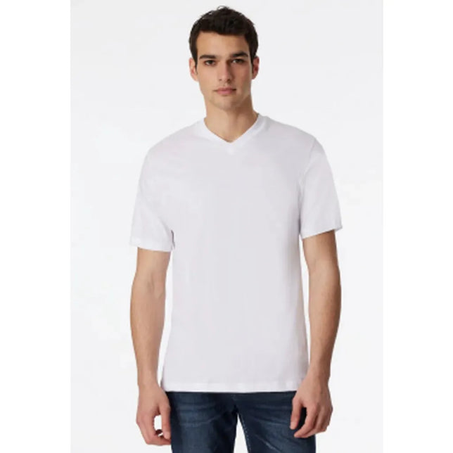 Model draagt een wit Schiesser heren T-shirt 008151 met korte mouwen en V-hals. - Jambelles