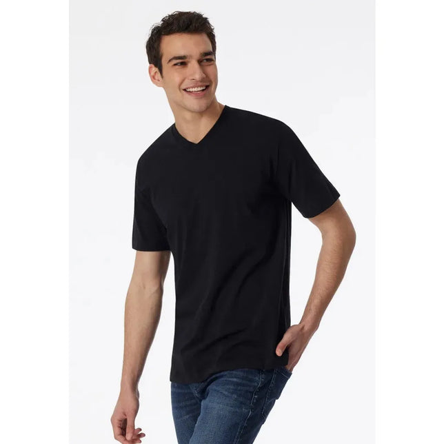 Schiesser heren T-shirt 1/2 008151 in zwart met korte mouwen en V-hals, gedragen door een model. - Jambelles