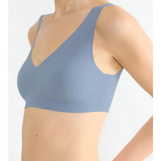 Sloggi Zero Feel 2.0 damesbralette in lichtblauw, naadloos model met brede bandjes en diepe V-hals. - Jambelles