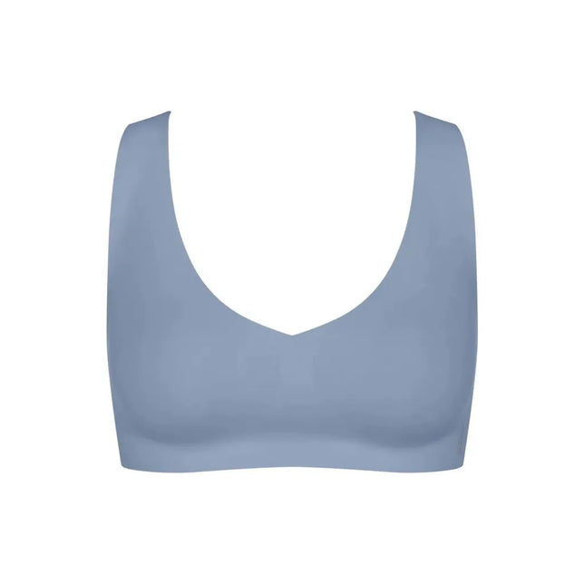 Lichtblauwe Sloggi damesbralette Zero Feel 2.0 met brede schouderbanden, diepe V-hals en naadloze onderband. - Jambelles