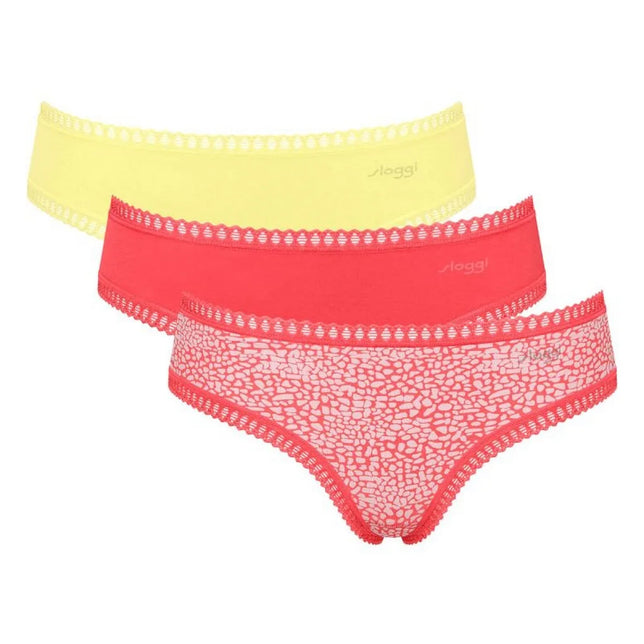 Sloggi dameshipsters Go Crush 3-pack in geel, rood en rood-wit dessin, met sierlijke kanten randen. - Jambelles