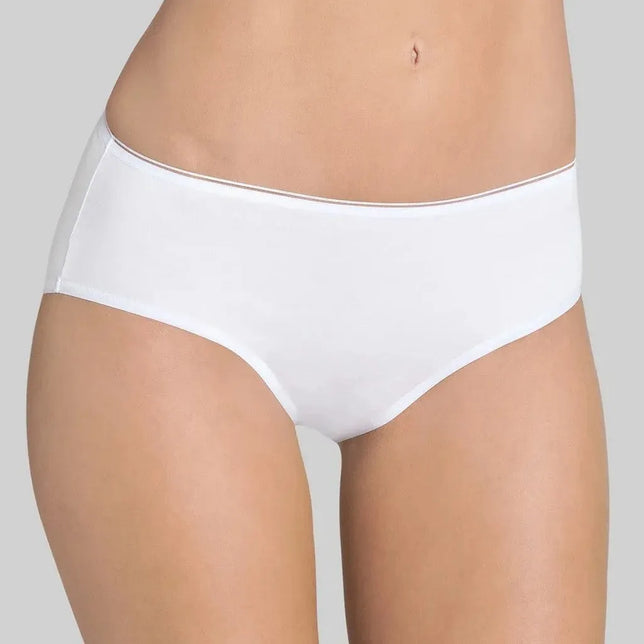 Witte Sloggi dames slip Feel Sensational Midi 10143005 op een model, met gladde stof, middelhoge taille en fijne tailleband. - Jambelles