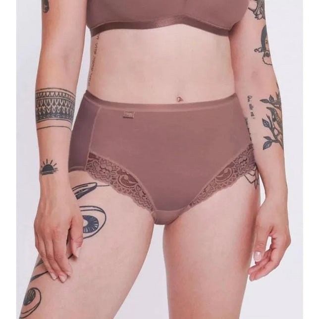 Sloggi dames Romance Maxi-slip in oudroze, gedragen door een model, met hoge taille en kanten beenuitsnijdingen. - Jambelles