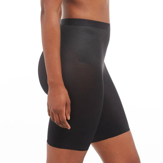 Zwarte Spanx Thinstincts 2.0 Mid-Thigh damesboxer op een model, met hoge taille en subtiele zijpanelen. - Jambelles