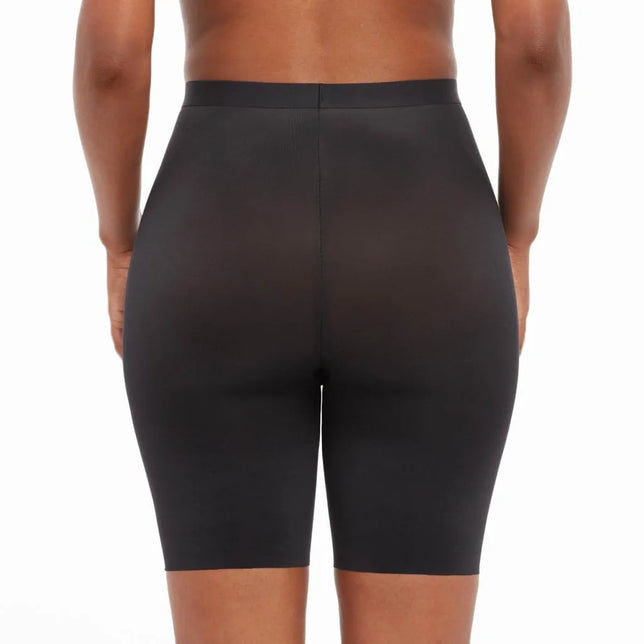 Zwarte Spanx Thinstincts 2.0 damesboxer, achteraanzicht op model, met hoge taille, gladde stof en halflange pijpen. - Jambelles