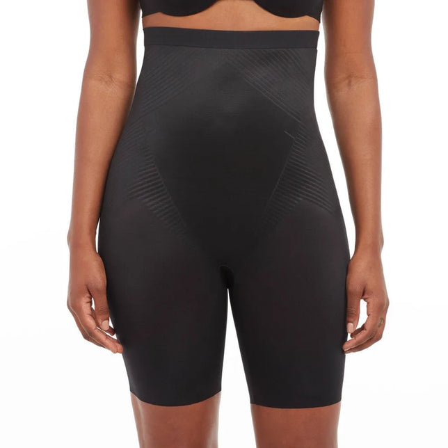 Model draagt zwarte Spanx Thinstincts 2.0 lange slip met hoge taille, pijpjes tot halverwege het dijbeen en steunpanelen. - Jambelles