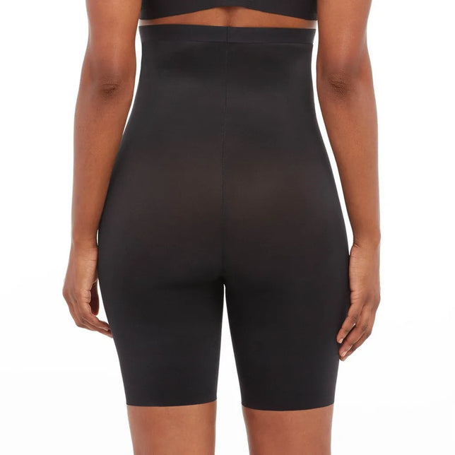 Model van achteren in zwarte Spanx Thinstincts 2.0 lange slip met hoge taille en pijpjes tot halverwege de dij. - Jambelles