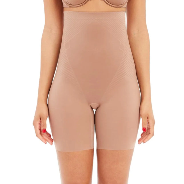 Model draagt een beige Spanx Thinstincts 2.0 high-waist slip met lange pijpjes en subtiele verstevigingspanelen. - Jambelles