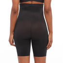 Achteraanzicht van zwarte Spanx Thinstincts 2.0 lange slip met hoge taille en pijpen tot halverwege de dij. - Jambelles