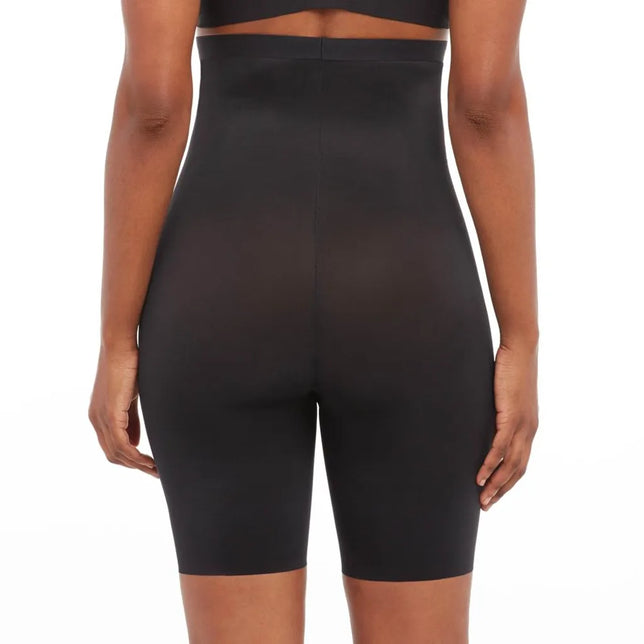 Achteraanzicht van zwarte Spanx Thinstincts 2.0 lange corrigerende slip met hoge taille en pijpen tot halverwege het dijbeen - Jambelles