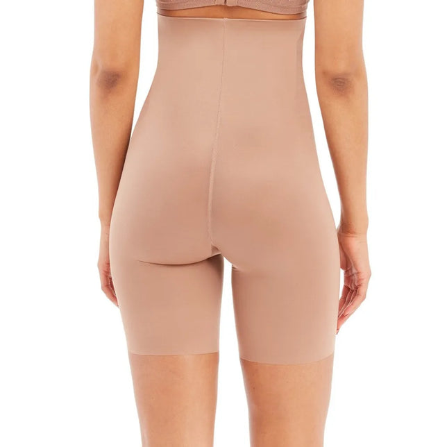 Spanx Thinstincts 2.0 lange damesslip in beige, hoog getailleerd met gladde pijpen en zichtbare achternaad, achteraanzicht. - Jambelles