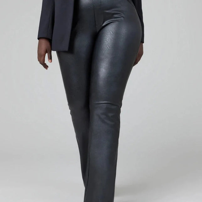Model in zwarte Spanx Leather-Like Flare Pants 20457R, een nauwsluitende dameslegging met glans en uitlopende pijpen. - Jambelles