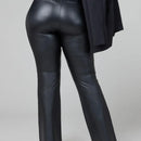 Zwart-witte maattabel voor Spanx dameslegging Leather-Like Flare Pants 20457R, met borst- en taillematen. - Jambelles