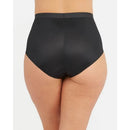 Spanx dames slip Thinstincts 2.0 Brief 10251R in taupe, gedragen door model, met hoge taille en gestreepte zijpanelen. - Jambelles