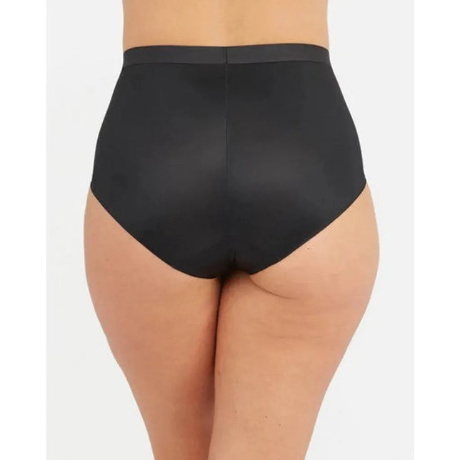 Achteraanzicht van model in zwarte Spanx Thinstincts 2.0 Brief 10251R met hoge taille en gladde afwerking. - Jambelles