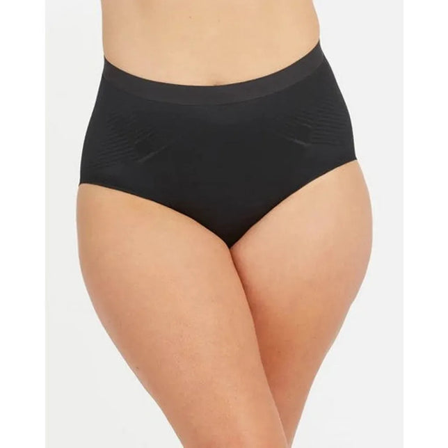 Model draagt zwarte Spanx dames slip Thinstincts 2.0 Brief 10251R met hoge taille en subtiele zijpanelen. - Jambelles