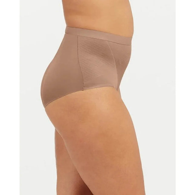 Spanx Thinstincts 2.0 damesbrief 10251R in beige, hoog model met gladde stof en geribbeld zijpaneel. - Jambelles