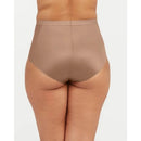 Spanx dames slip Thinstincts 2.0 Brief 10251R in taupe, gedragen door model, met hoge taille en gestreepte zijpanelen. - Jambelles
