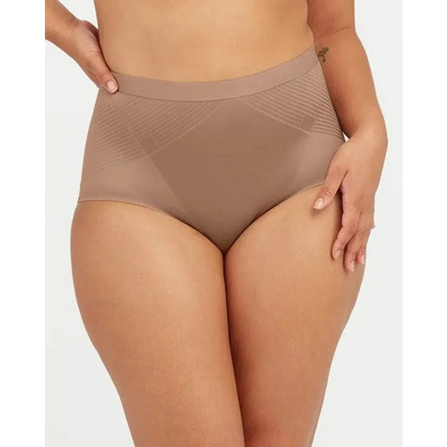 Spanx dames slip Thinstincts 2.0 Brief 10251R in taupe, gedragen door model, met hoge taille en gestreepte zijpanelen. - Jambelles