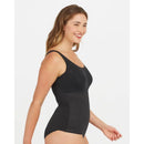 Model in beige Spanx dames topje Thinstincts 2.0 Tank 10258R met brede bandjes, ronde hals en verstevigende panelen. - Jambelles