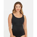 Model in beige Spanx dames topje Thinstincts 2.0 Tank 10258R met brede bandjes, ronde hals en verstevigende panelen. - Jambelles
