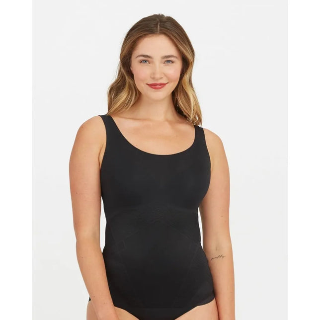 Model draagt de zwarte Spanx Thinstincts 2.0 Tank 10258R met brede bandjes, ronde hals en subtiele shapingpanelen. - Jambelles
