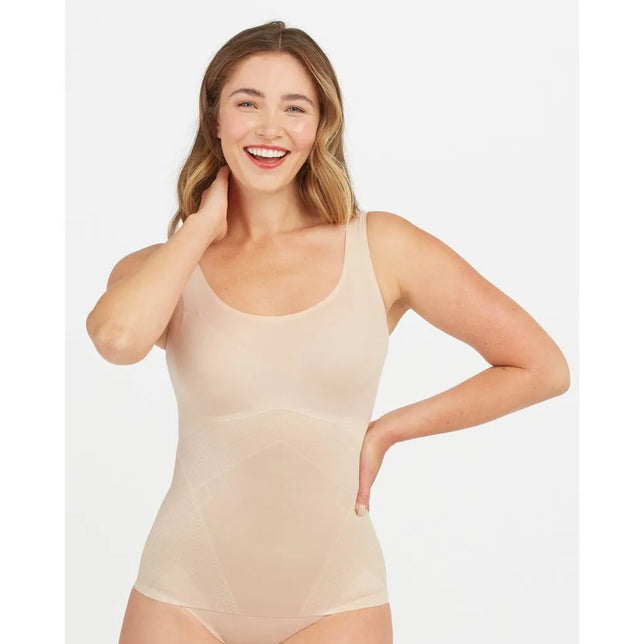 Model in beige Spanx dames topje Thinstincts 2.0 Tank 10258R met brede bandjes, ronde hals en verstevigende panelen. - Jambelles