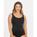 Model in beige Spanx dames topje Thinstincts 2.0 Tank 10258R met brede bandjes, ronde hals en verstevigende panelen. - Jambelles