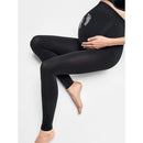 Detail van zwarte Wolford Maternity Treasure dameslegging met twee grijze babyvoetafdrukken. - Jambelles