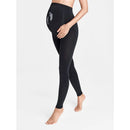 Detail van zwarte Wolford Maternity Treasure dameslegging met twee grijze babyvoetafdrukken. - Jambelles