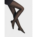 Wolford dames Maternity 30 panty in nude, gedragen door zwangere vrouw, met hoge buikband en witte voetafdrukken. - Jambelles