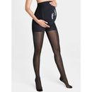 Wolford dames Maternity 30 panty in nude, gedragen door zwangere vrouw, met hoge buikband en witte voetafdrukken. - Jambelles