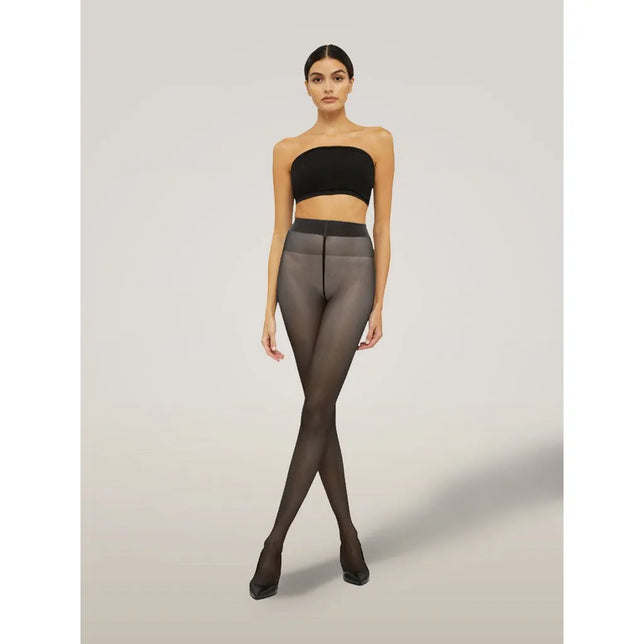 Model draagt de zwarte, transparante Wolford damespanty Satin Touch 20 14776 met brede tailleband. - Jambelles