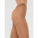 Wolford damespanty Twenties Econyl in nude met fijnmazig netdesign en hoge taille, gedragen met beige pumps. - Jambelles