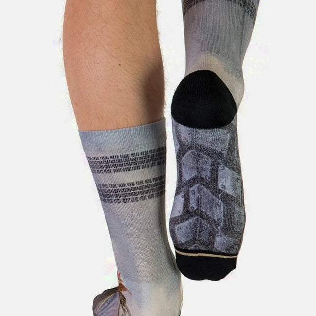 Xpooos Desert Track 60085 fantasie sokken in grijs met zwarte bandensporen en profielprint op de zool. - Jambelles