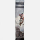 Grijze Xpooos Desert Track fantasiesok met motorcrosser, stofwolken, rotslandschap en zwarte bandensporen. - Jambelles