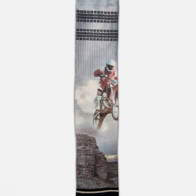 Grijze Xpooos Desert Track fantasiesok met motorcrosser, stofwolken, rotslandschap en zwarte bandensporen. - Jambelles
